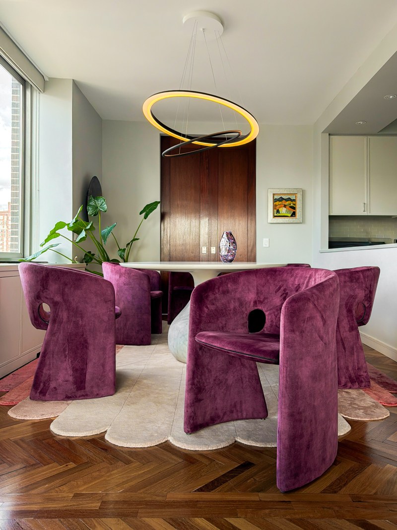 The dining room in plum and ivory