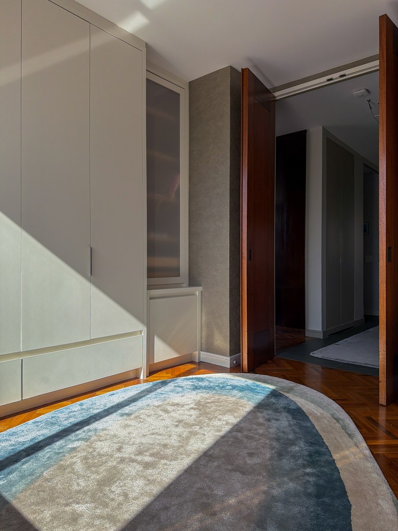 White cabinetry and a circular rug