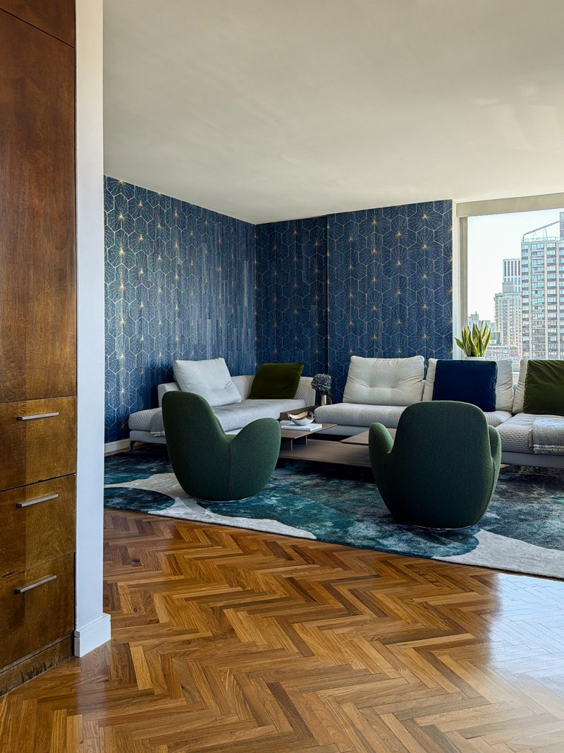 The living room seen from the entry